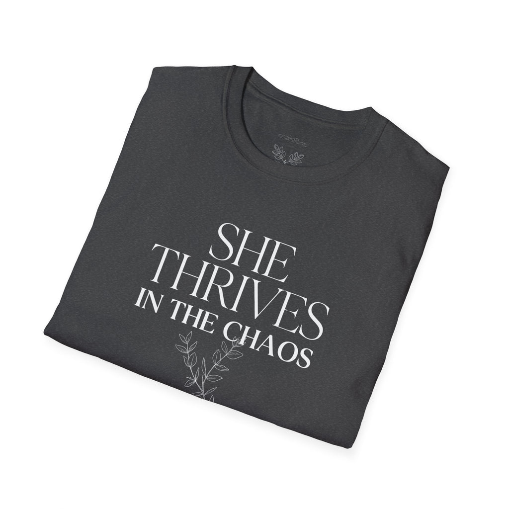 ER Nurse she thrives in the chaos T-Shirt