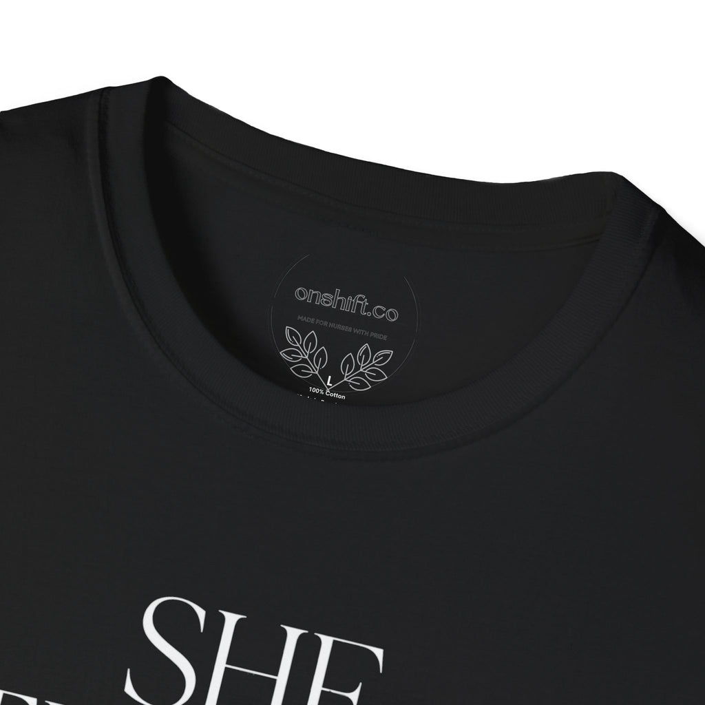 ER Nurse she thrives in the chaos T-Shirt