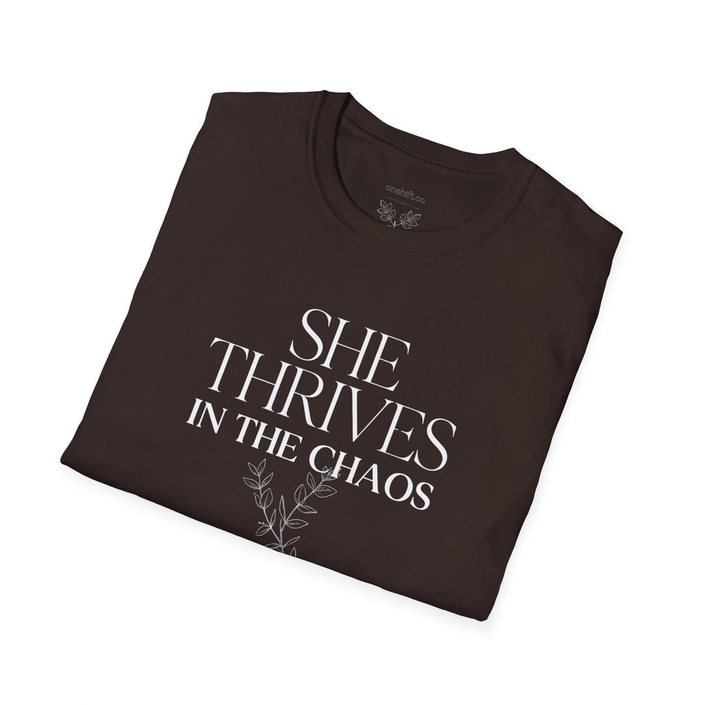 ER Nurse she thrives in the chaos T-Shirt