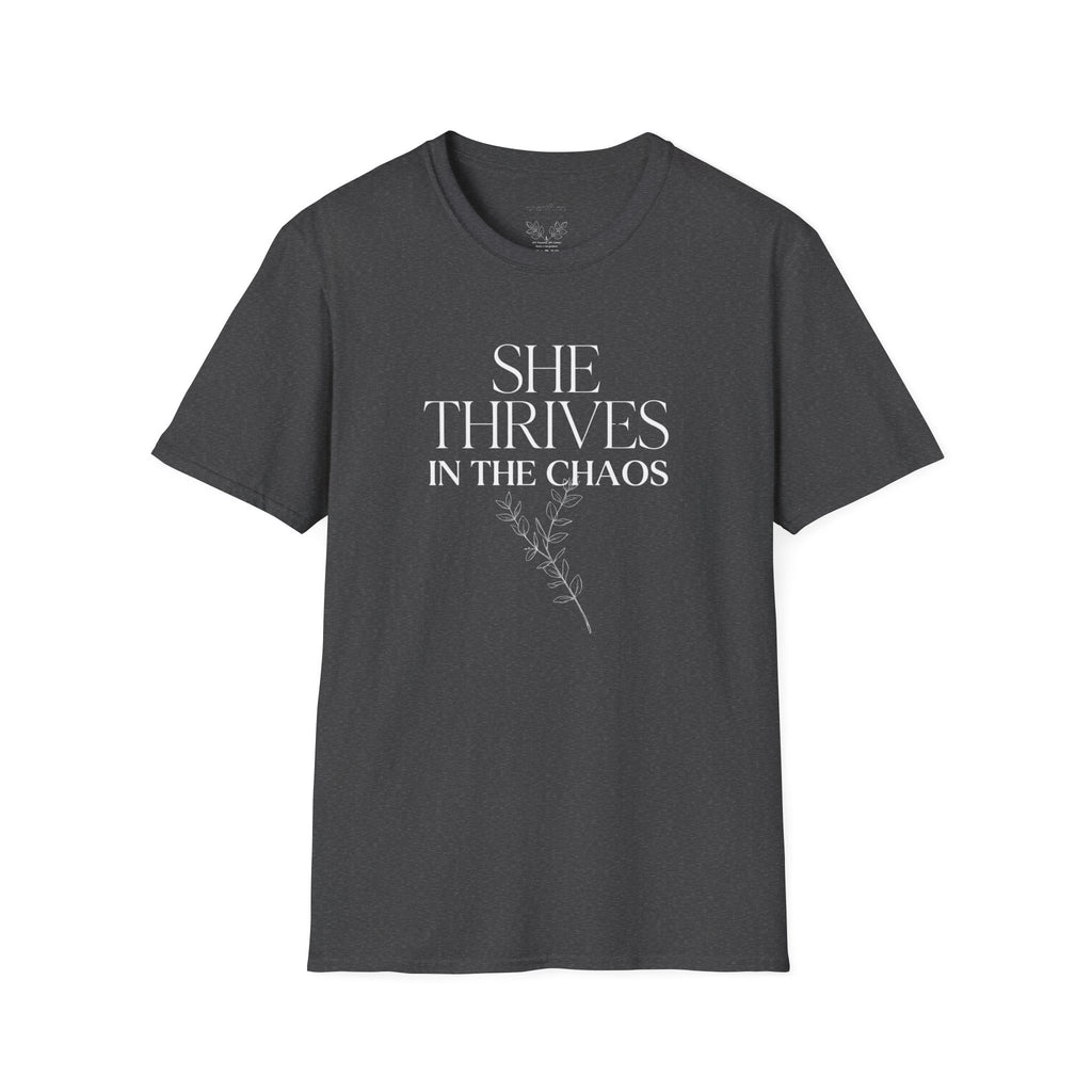 ER Nurse she thrives in the chaos T-Shirt