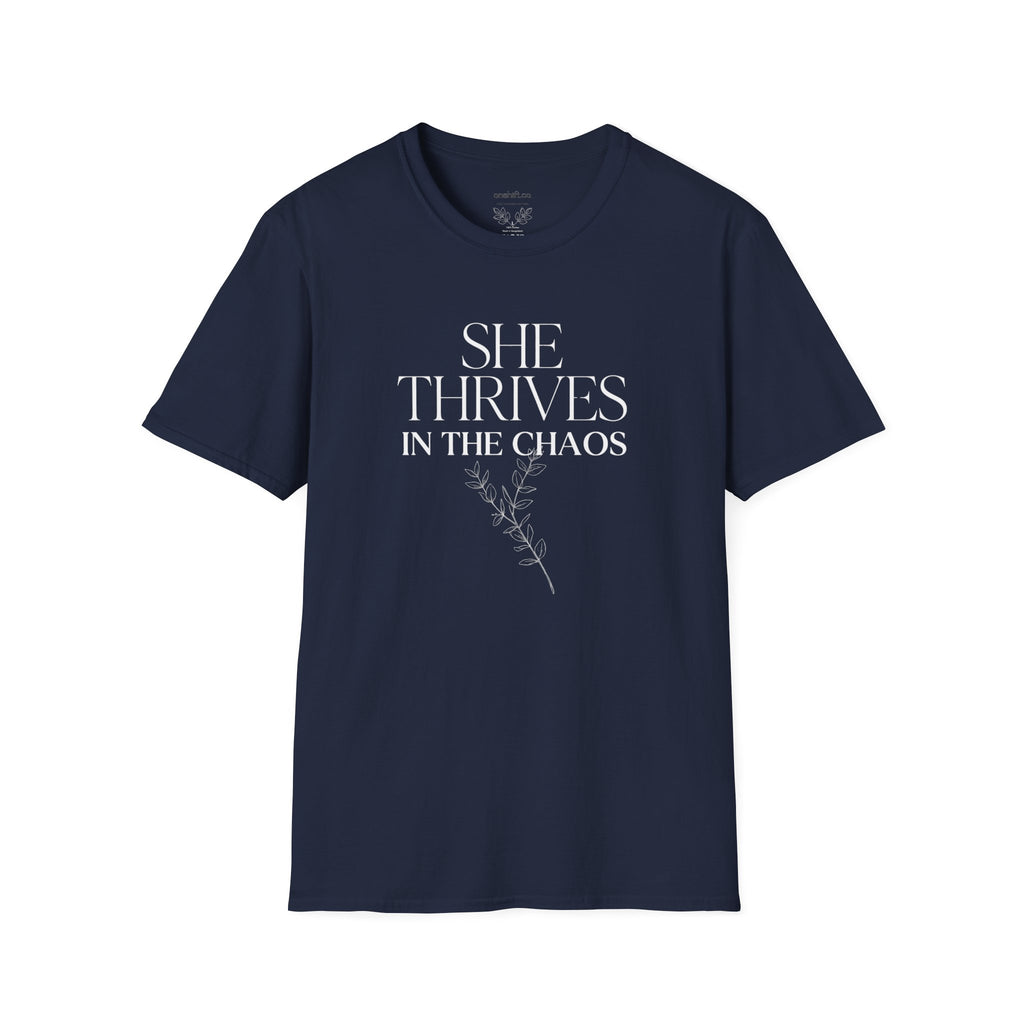 ER Nurse she thrives in the chaos T-Shirt