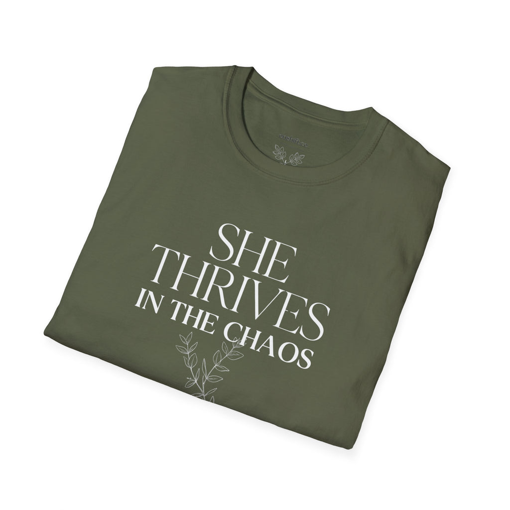 ER Nurse she thrives in the chaos T-Shirt