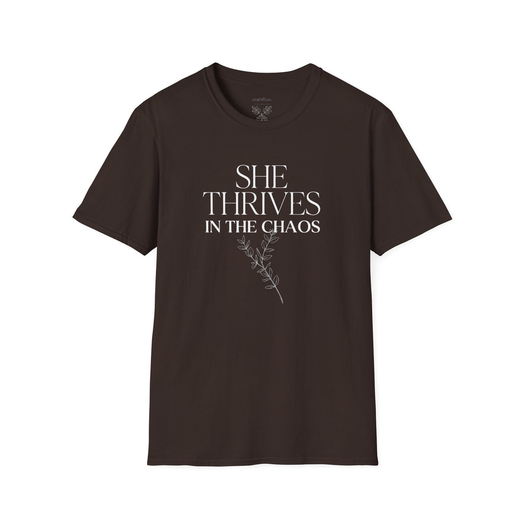 ER Nurse she thrives in the chaos T-Shirt