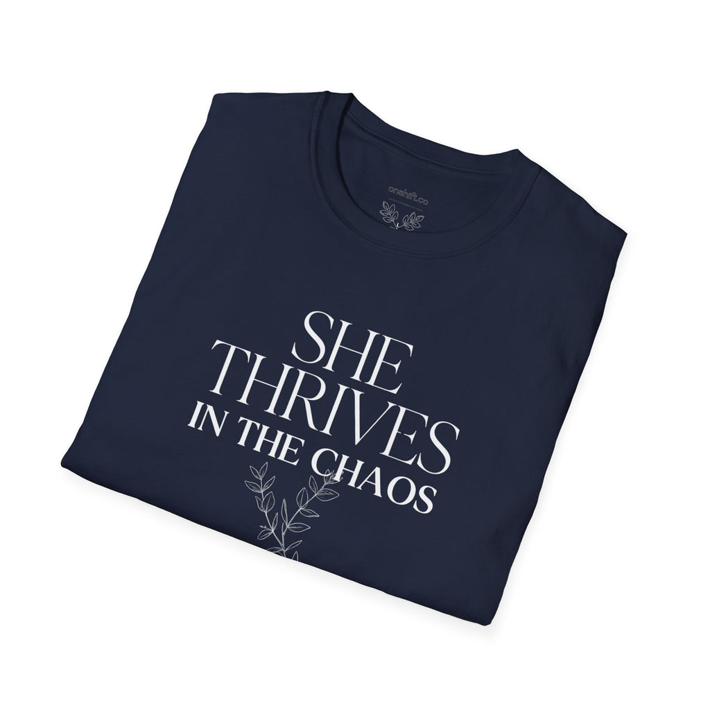 ER Nurse she thrives in the chaos T-Shirt