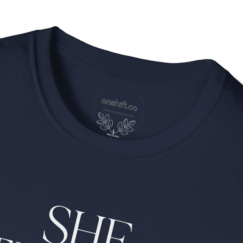 ER Nurse she thrives in the chaos T-Shirt