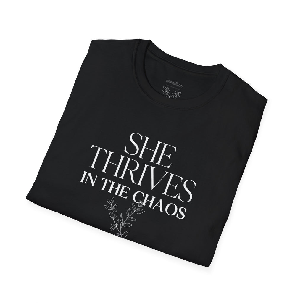 ER Nurse she thrives in the chaos T-Shirt
