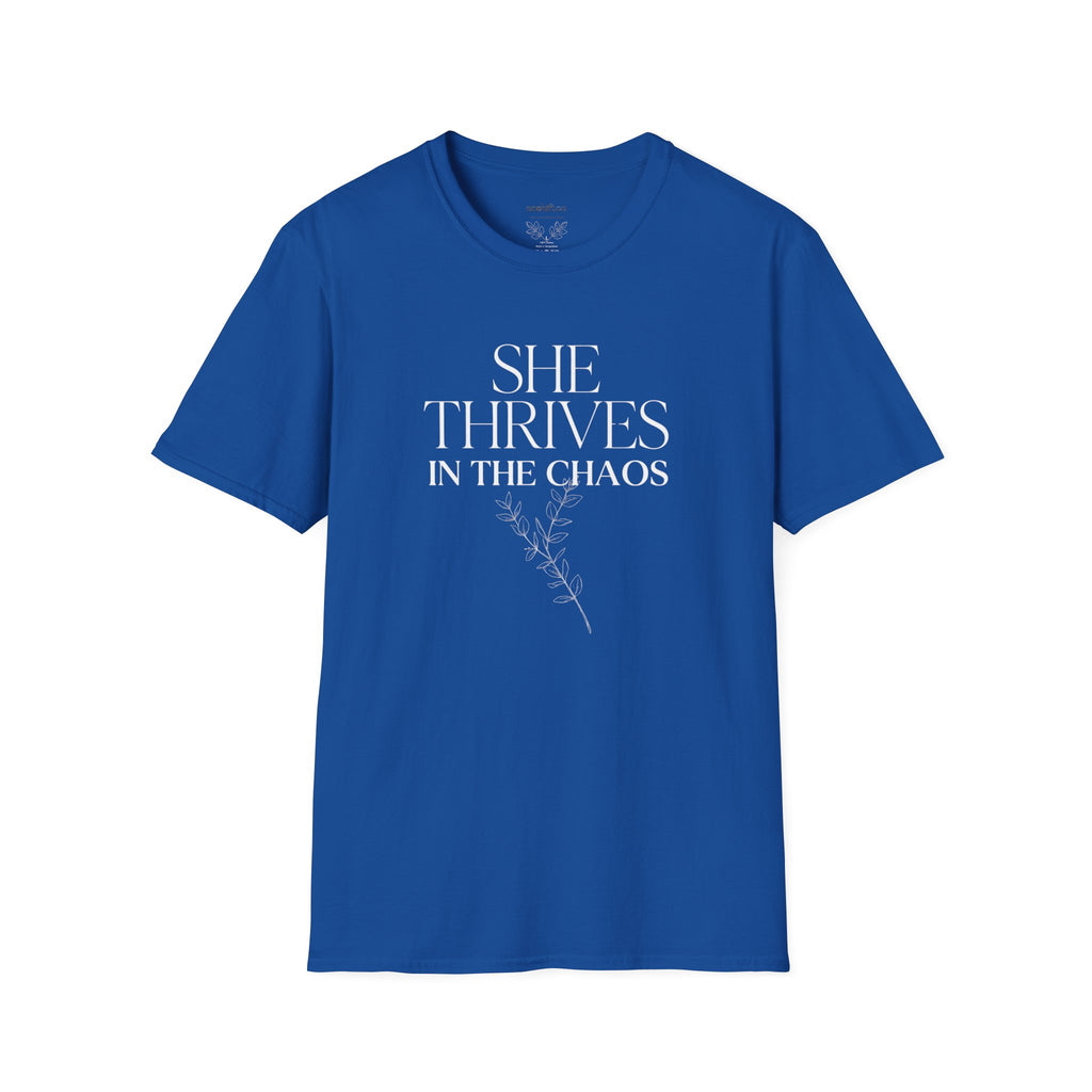 ER Nurse she thrives in the chaos T-Shirt