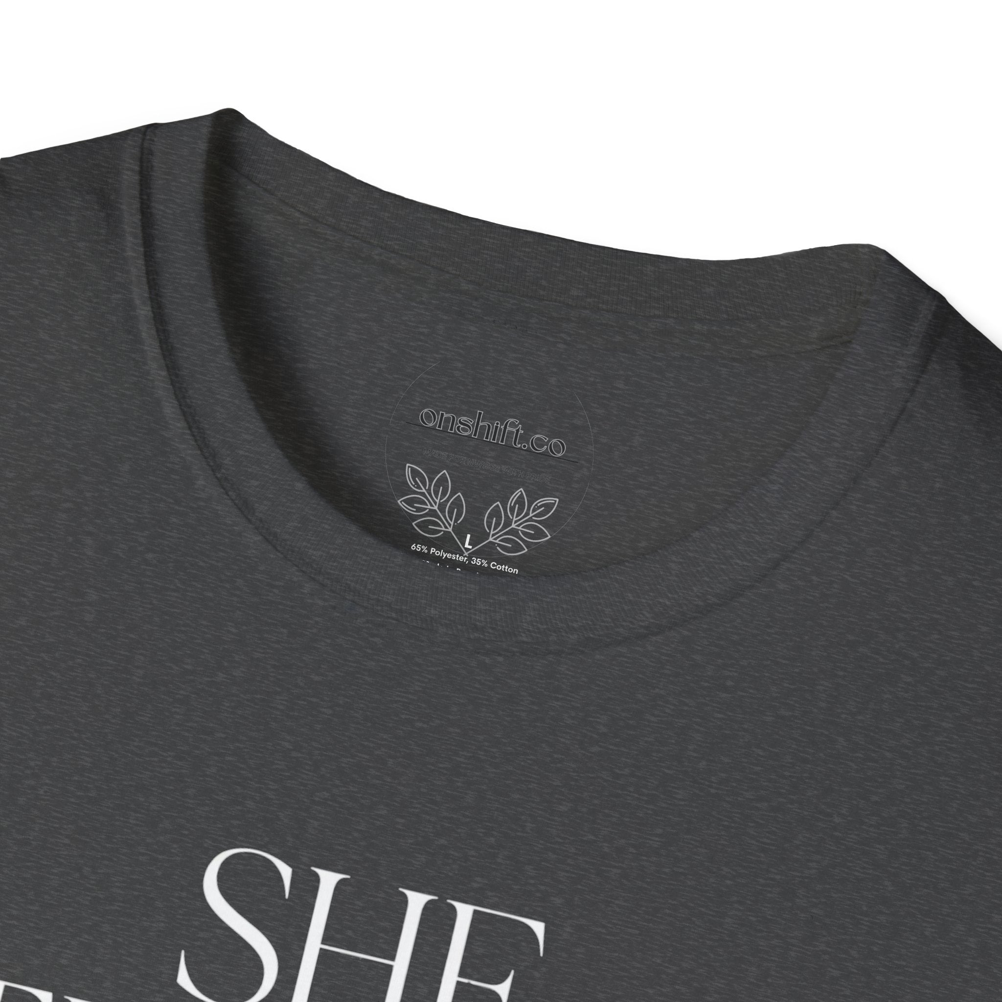 Infirmière urgentiste, elle excelle dans le chaos T-Shirt